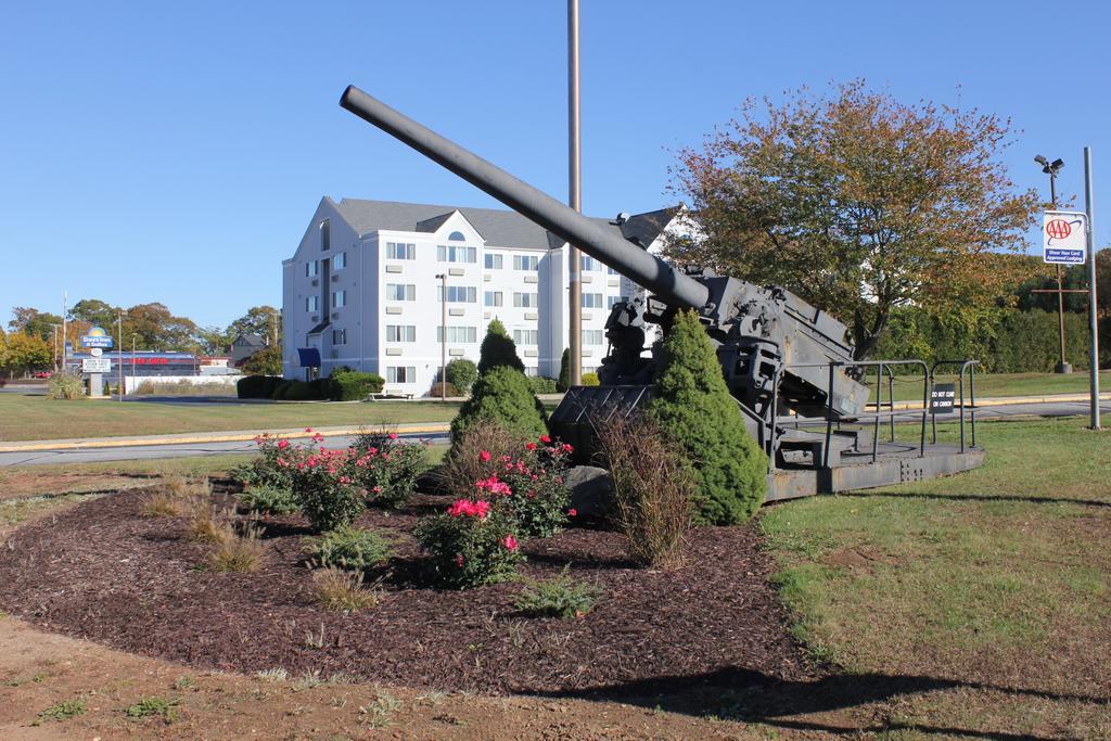Groton Inn & Suites Exterior photo